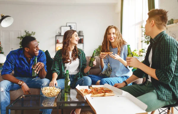 Grup Prieteni Tineri Fericiți Bere Pizza Acasă — Fotografie, imagine de stoc