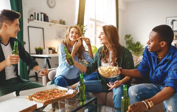 Gruppe Fröhlicher Junger Freunde Mit Bier Und Pizza Hause — Stockfoto