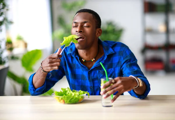 Una Alimentación Saludable Feliz Joven Negro Hombre Comer Ensalada Mañana — Foto de Stock