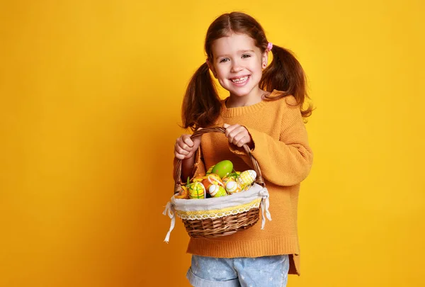 Divertida Niña Feliz Con Huevos Pascua Fondo Amarillo — Foto de Stock