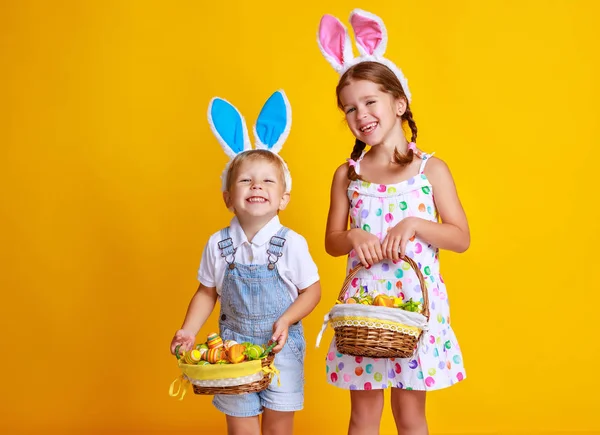 Divertido Niño Feliz Con Huevos Pascua Orejas Conejo Sobre Fondo — Foto de Stock