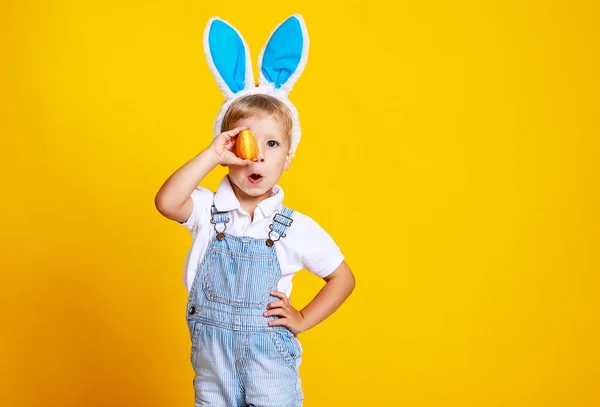 Rolig Lyckligt Barn Pojke Med Påskägg Och Bunny Öron Gul — Stockfoto
