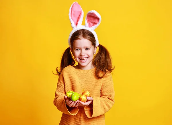 Lustiges Fröhliches Kindermädchen Mit Ostereiern Und Hasenohren Auf Gelbem Hintergrund — Stockfoto