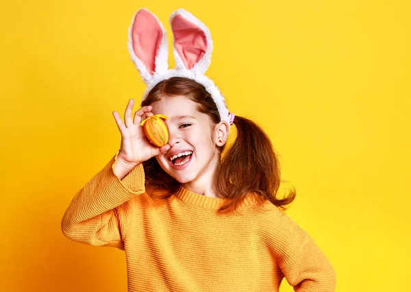 Lustiges Fröhliches Kindermädchen Mit Ostereiern Und Hasenohren Auf Gelbem Hintergrund — Stockfoto