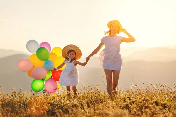 Lyckliga Familjen Mor Och Barn Dotter Med Ballonger Vid Solnedgången — Stockfoto