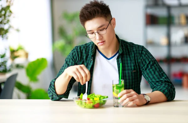 Υγιεινή Διατροφή Χαρούμενος Νεαρός Άνδρας Τρώει Σαλάτα Πρωί Σαλοκουζίνα — Φωτογραφία Αρχείου