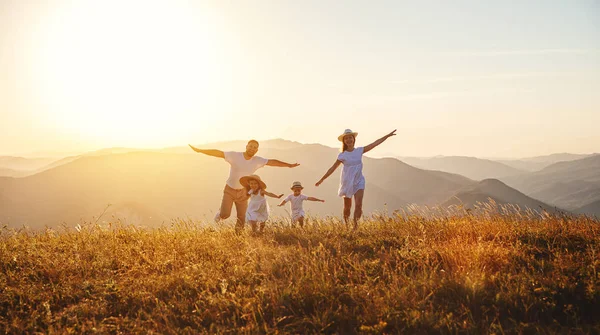 Família Feliz Mãe Pai Filhos Filho Filha Natureza Sunse — Fotografia de Stock