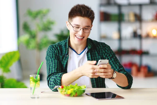 Gezond Eten Gelukkig Jonge Aziatische Man Eten Salade Met Telefoon — Stockfoto