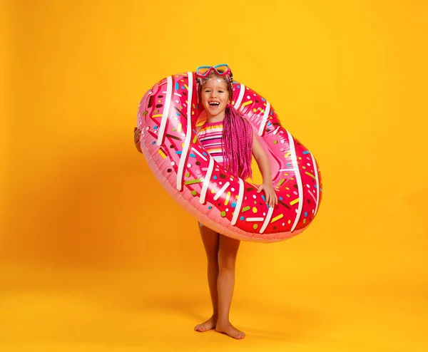 Lyckligt Barn Flicka Baddräkt Med Simning Ring Donut Färgad Gul — Stockfoto