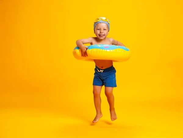 Glücklicher Junge Badeanzug Mit Schwimmring Donut Auf Gelbem Hintergrund — Stockfoto