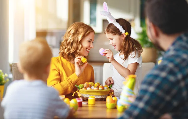 Feliz Pascua Familia Madre Padre Hijos Pintan Huevos Para Holida — Foto de Stock