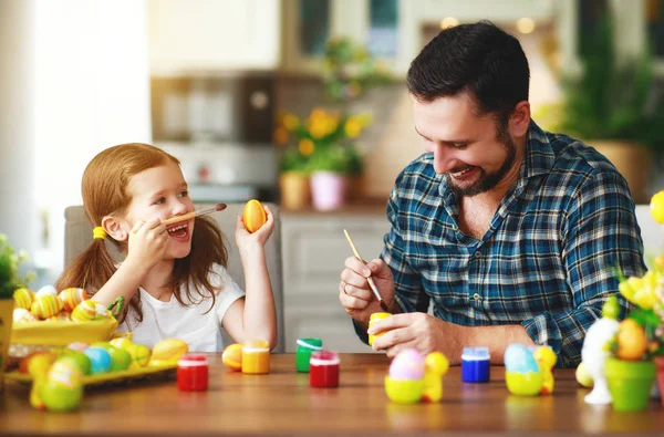 Feliz Pascua Familia Padre Hija Hija Con Orejas Liebre Preparándose — Foto de Stock