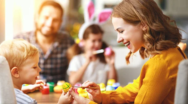 Feliz Pascua Familia Madre Padre Hijos Pintan Huevos Para Holida — Foto de Stock