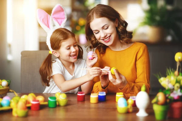 Feliz Pascua Familia Madre Hija Hija Con Orejas Liebre Preparándose — Foto de Stock