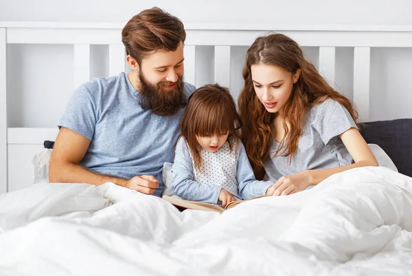 Felice Famiglia Madre Padre Padre Figlia Bambino Leggere Libro Una — Foto Stock