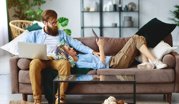 mutlu aile çift evde laptop ve tablo ile rahatlatıcı