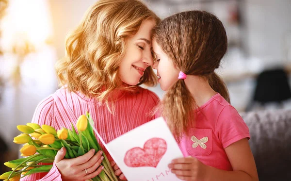 Feliz Día Madre Hija Del Niño Felicita Madre Ramo Flores —  Fotos de Stock