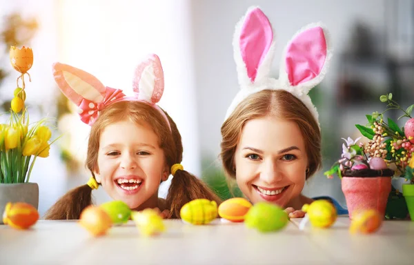 Feliz Pascua Familia Madre Hija Hija Con Orejas Liebre Preparándose — Foto de Stock