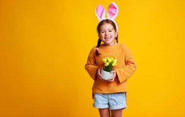 çiçekler sarı adam üzerinde komik mutlu çocuk kız ile bahar easter bunny kulaklar ile