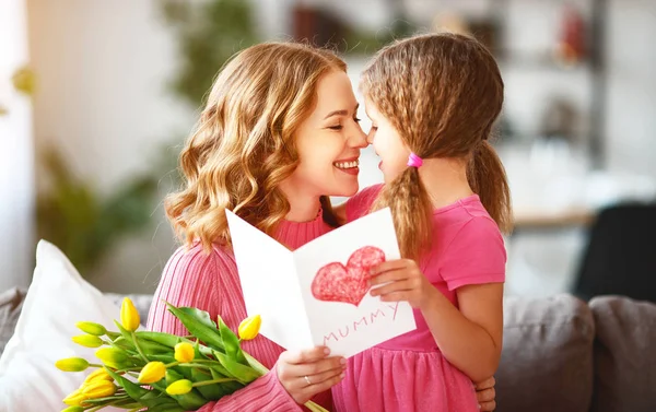 Feliz Día Madre Hija Del Niño Felicita Madre Ramo Flores —  Fotos de Stock