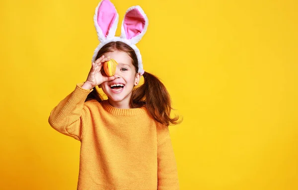 Lustiges Fröhliches Kindermädchen Mit Ostereiern Und Hasenohren Auf Gelbem Hintergrund — Stockfoto