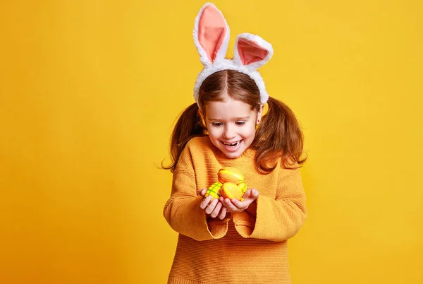 Lustiges Fröhliches Kindermädchen Mit Ostereiern Und Hasenohren Auf Gelbem Hintergrund — Stockfoto