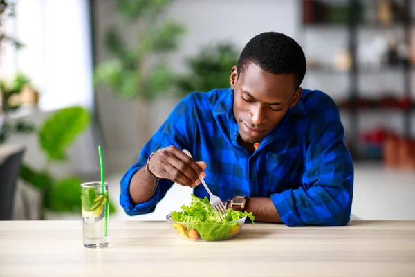 Una Alimentación Saludable Feliz Joven Negro Hombre Comer Ensalada Mañana — Foto de Stock