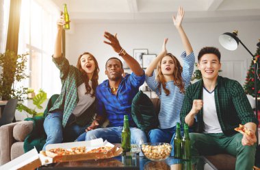 bira ve hom Pizza'da ile televizyonda maç izlerken mutlu genç arkadaşlar hayranları grup