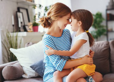 mutlu anneler günü! Çocuk kızı hugs ve annesi tebrik