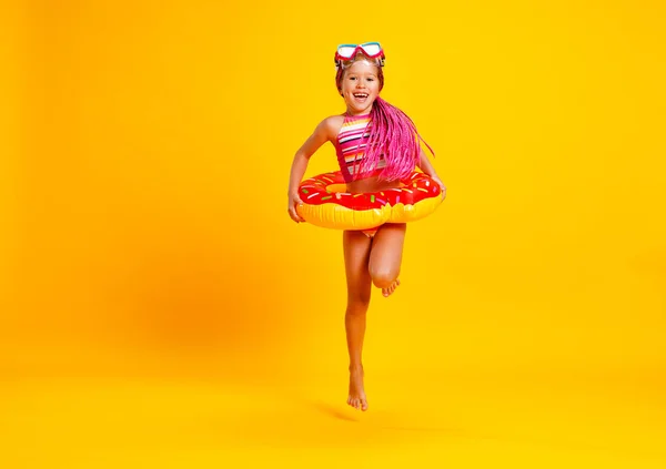 Lyckligt Barn Flicka Baddräkt Med Simning Ring Donut Färgad Gul — Stockfoto