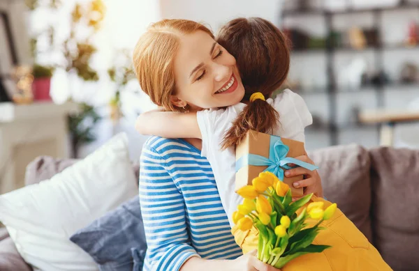 Счастливого Дня Матери Дочь Поздравляет Маму Дарит Букет Цветов Тюльпану — стоковое фото
