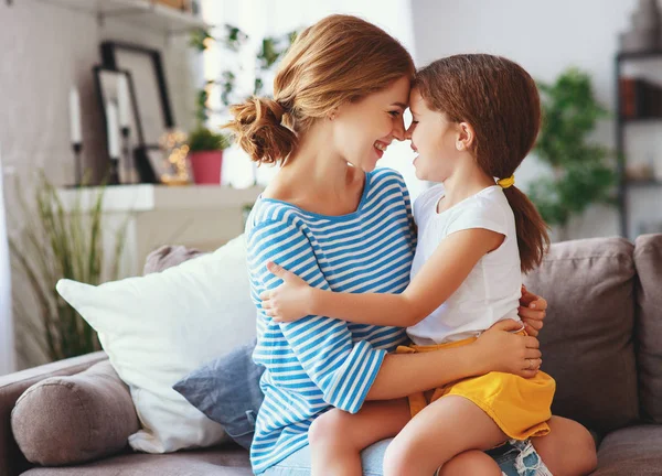 Gelukkige Moederdag Een Kind Dochter Knuffels Feliciteert Moeder — Stockfoto