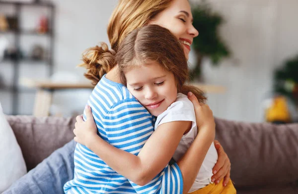 Glad Mors Dag Ett Barn Dottern Kramar Och Gratulerar Mor — Stockfoto