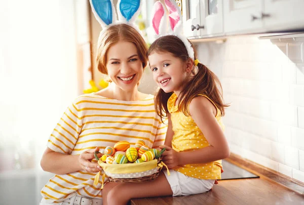 Feliz Pascua Familia Madre Hija Hija Con Orejas Liebre Preparándose — Foto de Stock