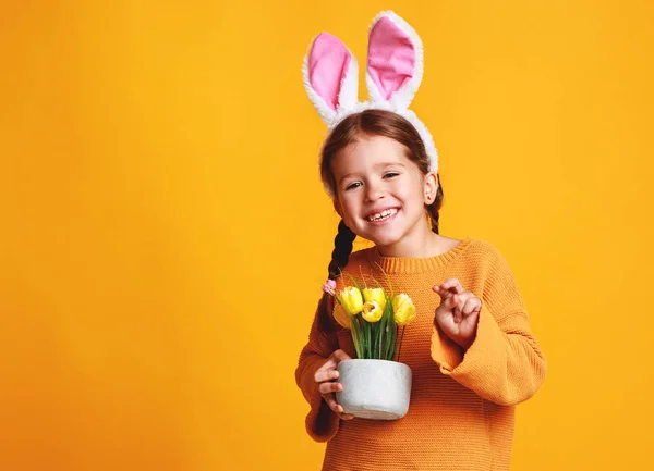 Divertida Niña Feliz Con Orejas Conejo Pascua Con Flores Primavera — Foto de Stock