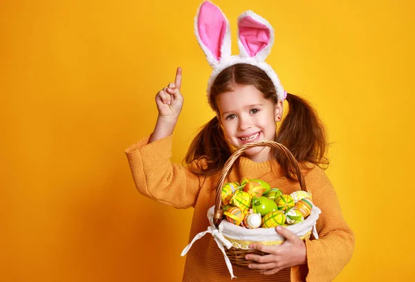 Lustige Glückliche Kindermädchen Mit Ostereiern Auf Gelbem Hintergrund — Stockfoto