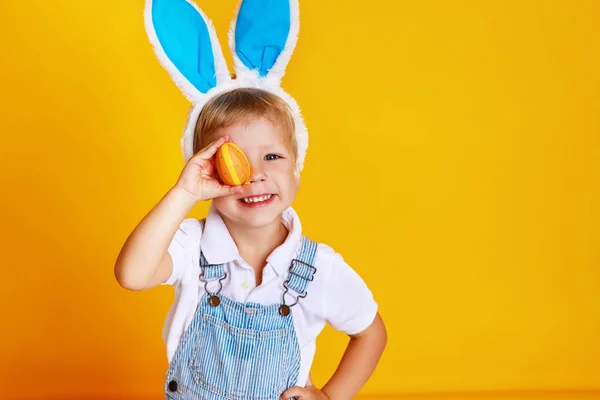 Divertido Niño Feliz Con Huevos Pascua Orejas Conejo Fondo Amarillo — Foto de Stock