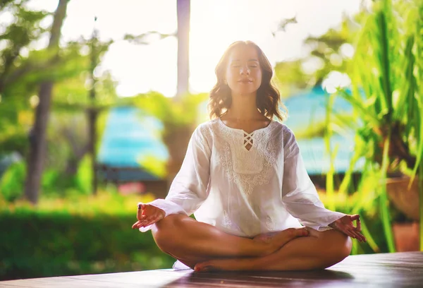 Giovane Donna Che Yoga Sulla Natura Alla Pari — Foto Stock