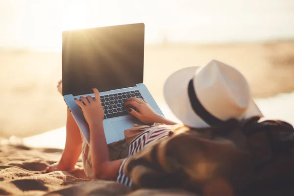 Jovem Mulher Trabalhando Com Laptop Natureza Verão Beac — Fotografia de Stock