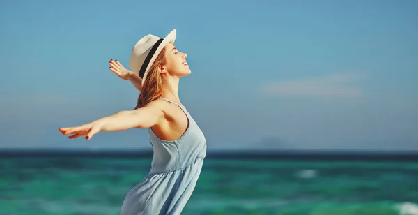 Lycklig Kvinna Öppnade Händerna Stranden Vid Havet Vid Sunse — Stockfoto