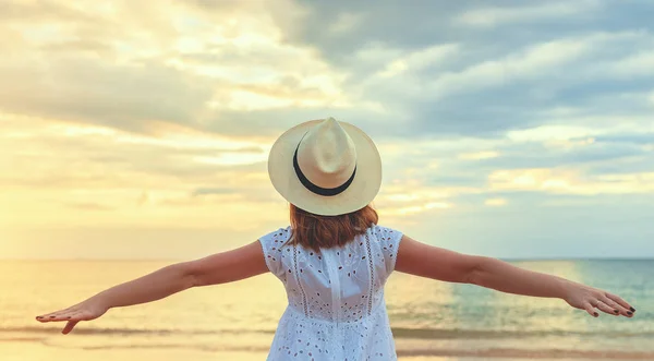 Szczęśliwa Kobieta Otworzyła Swoje Dłonie Plaży Morzu Sunse — Zdjęcie stockowe