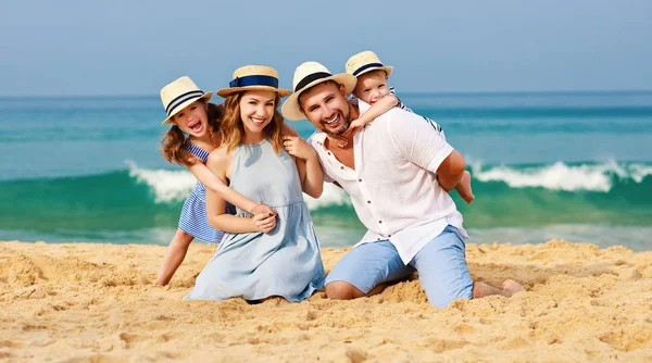 Happy Family Father Mother Children Beach — Stock Photo, Image