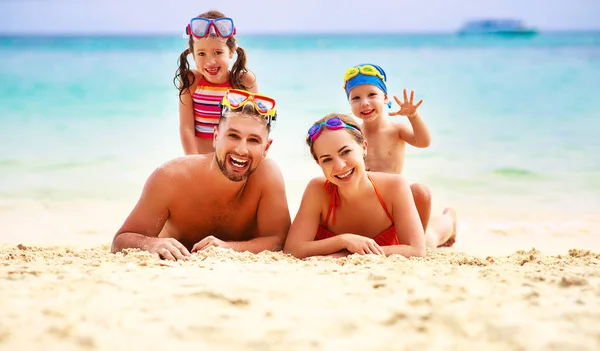 Feliz Familia Padre Madre Hijos Playa —  Fotos de Stock