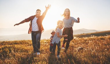 Mutlu bir aile: Anne, baba, çocuk oğlu ve kızı sunse üzerine