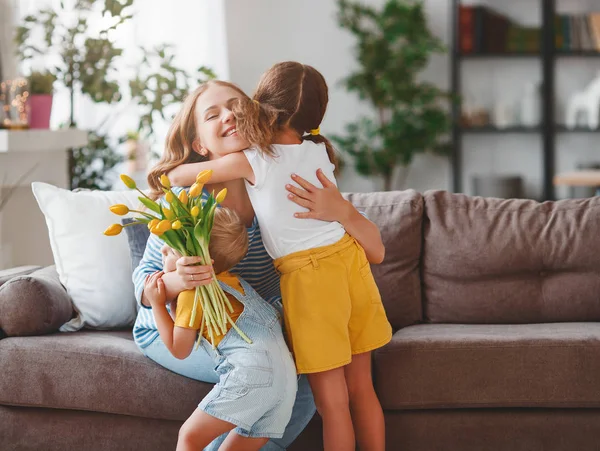 Happy Mother Day Children Congratulates Moms Gives Her Gift Flowers — Stock Photo, Image