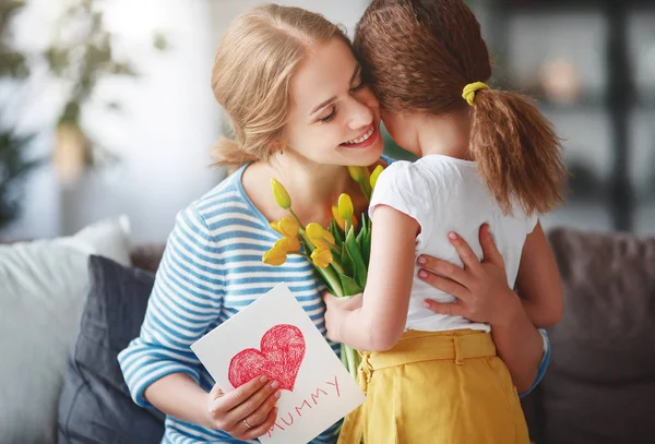 Gelukkige Moederdag Kind Dochter Feliciteert Moeders Geeft Haar Een Briefkaart — Stockfoto