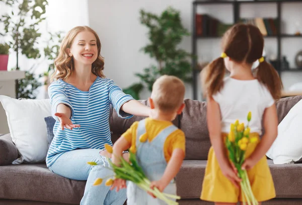 Glad Mors Dag Barn Gratulerar Mammor Och Ger Henne Present — Stockfoto