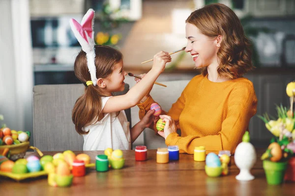 Feliz Pascua Familia Madre Hija Hija Con Orejas Liebre Preparándose — Foto de Stock