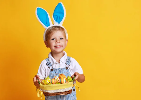 Divertido Niño Feliz Con Huevos Pascua Orejas Conejo Fondo Amarillo — Foto de Stock