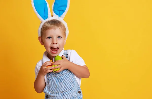 Rolig Lyckligt Barn Pojke Med Påskägg Och Bunny Öron Gul — Stockfoto